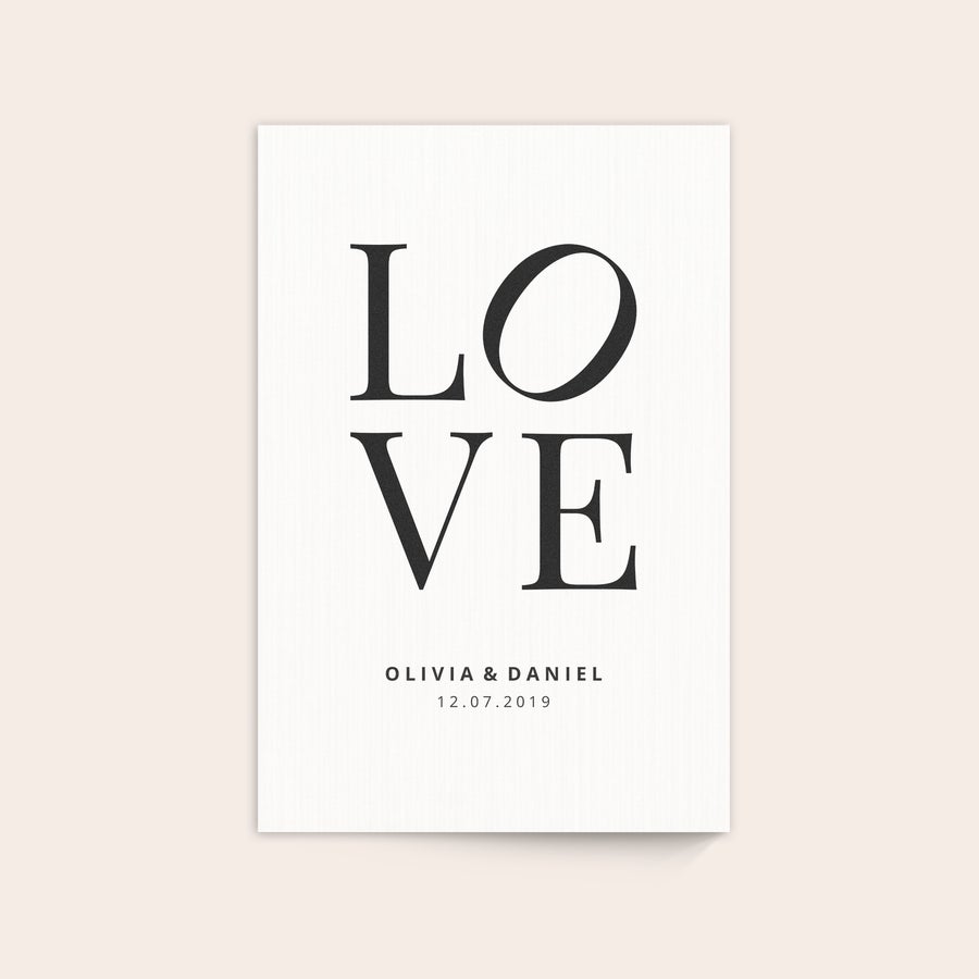 Foto em madeira Foto em madeira com design "LOVE", nomes Olivia & Daniel e a data 12.07.2019 impressos.