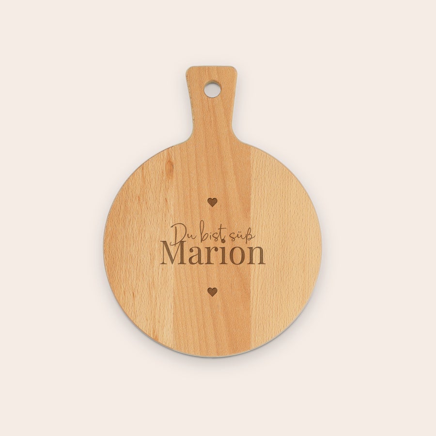 Servierbrett mit Gravur Personalisiertes Holztablett mit der Gravur "Du bist süß Marion" und zwei kleinen Herzen, ideal zum Servieren von Snacks