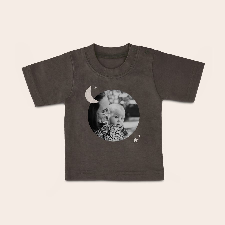 T shirt bébé personnalisé T-shirt bébé gris personnalisé imprimé avec une photo de bébé avec sa maman, une lune et des étoiles. Votre petit bout de chou sera super stylé(e) avec ce t-shirt joyeux personnalisé avec photo ou nom.
