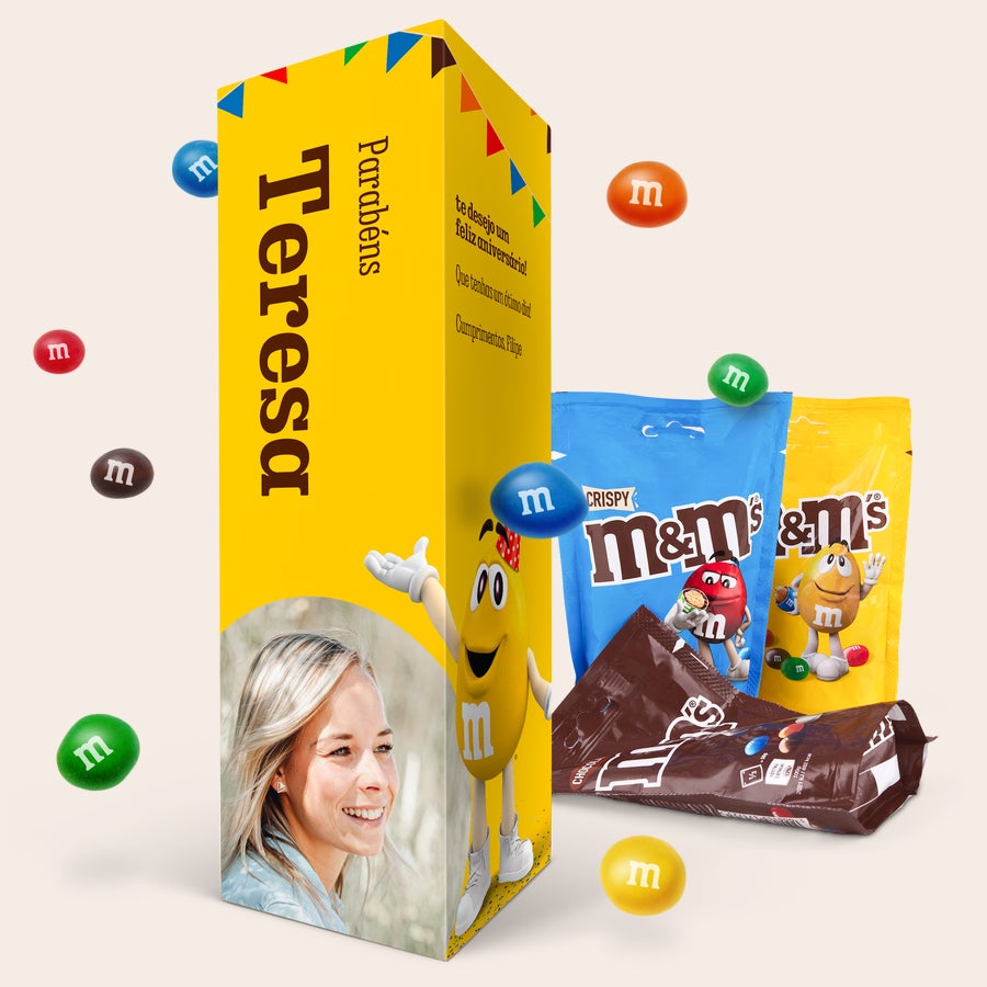 Caixa de oferta personalizada de M&M's Caixa de presente M&M's personalizada, com foto de mulher, nome Teresa e mensagem de feliz aniversário impressos, ao lado de embalagens de M&M's.