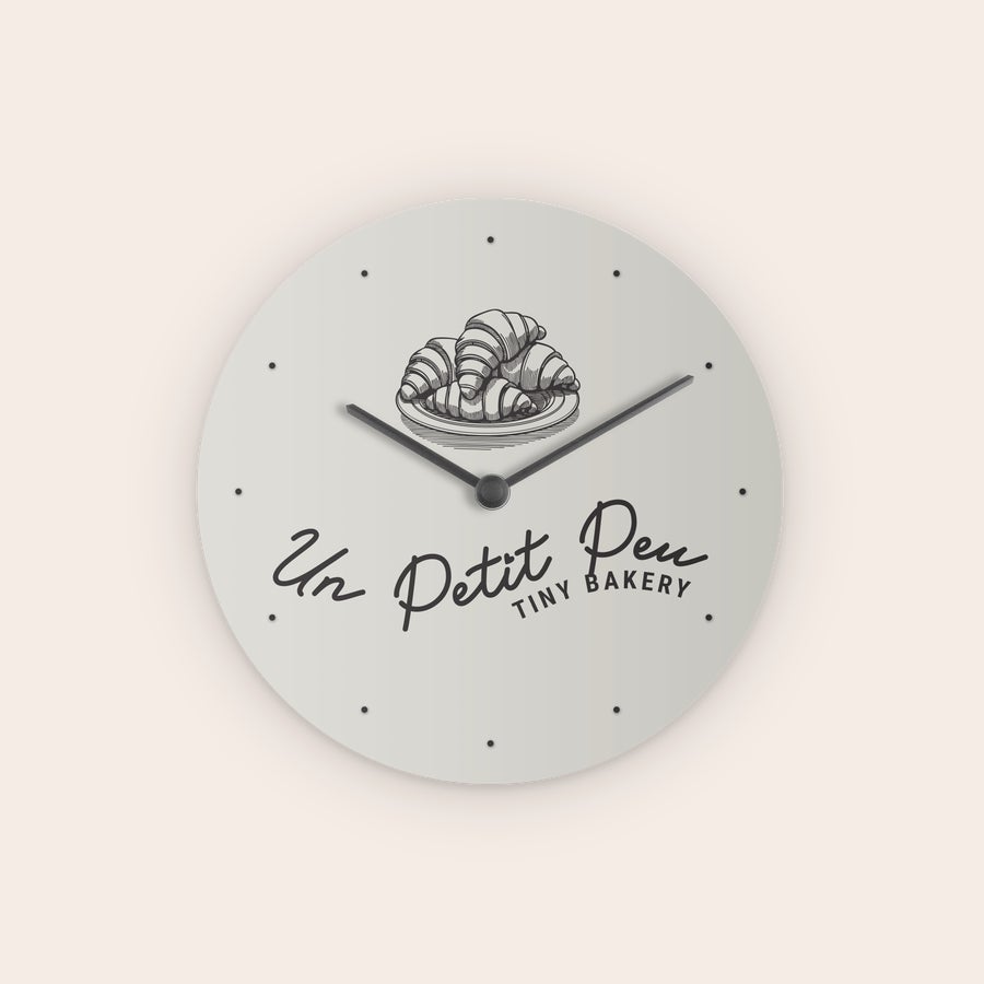 Orologi da parete con foto Orologio da parete personalizzato con logo di panetteria a forma di croissant e testo Un Petit Peu Tiny Bakery