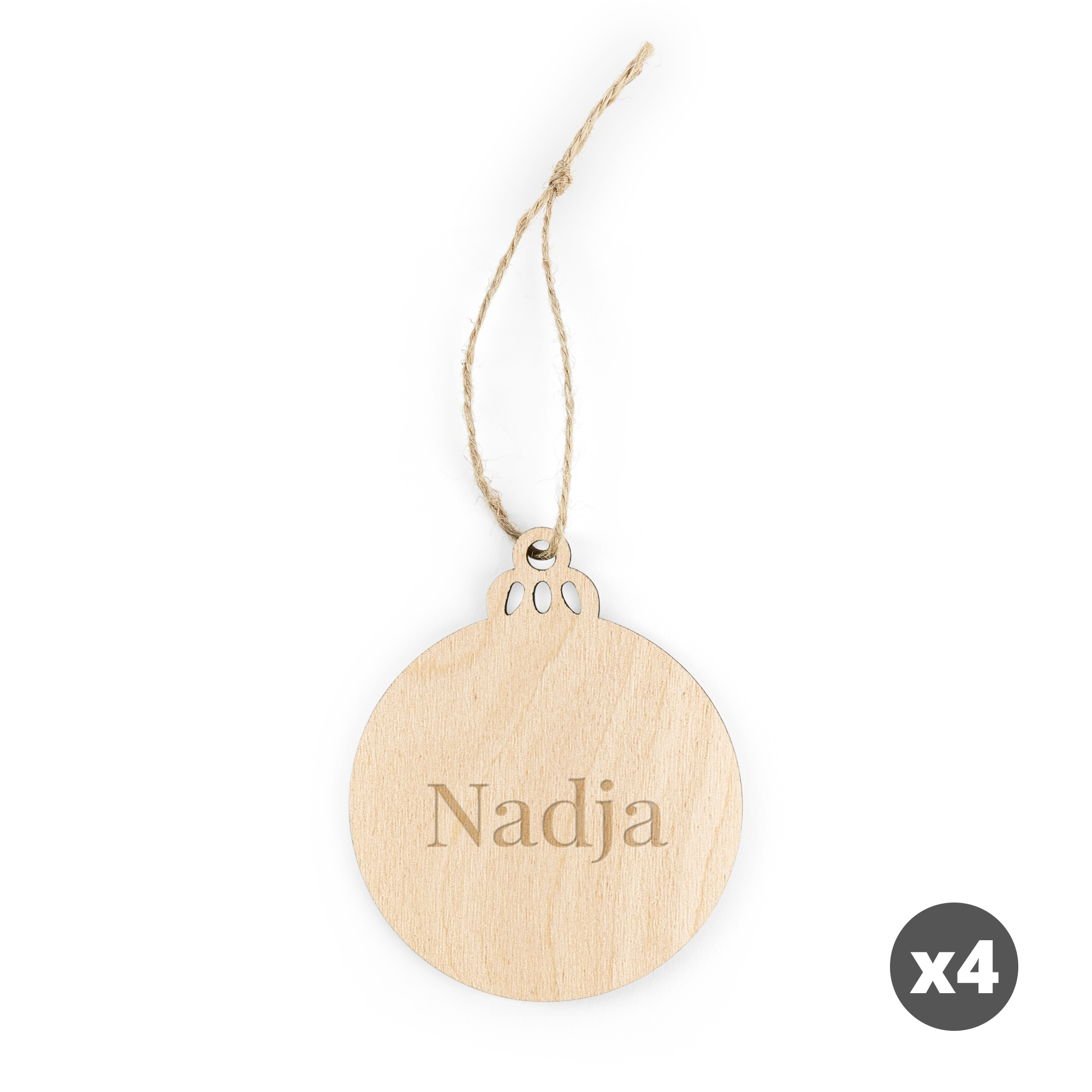 Personalisierte Weihnachtsdeko aus Holz in Kugelform, graviert mit dem Namen "Nadja" als einzigartiger Weihnachtsbaumschmuck.