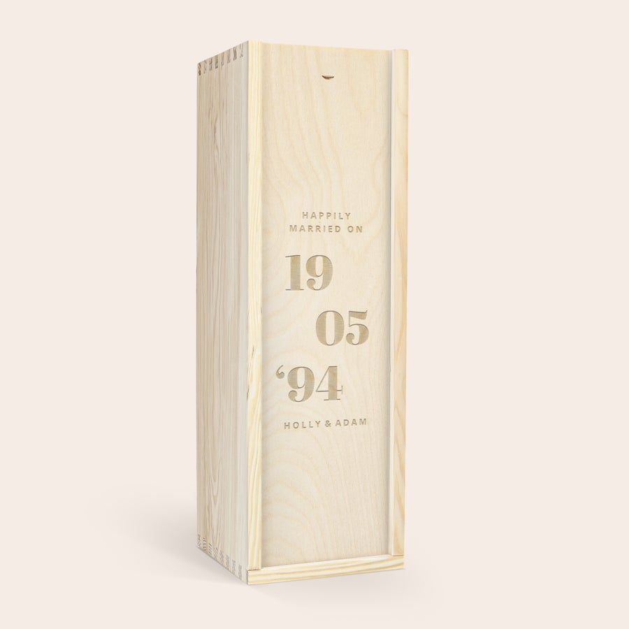 Personalizowane wino AIX Rosé Drewniana skrzynka na butelkę wina z grawerowanym napisem Happily Married on 19 05 ‘94 Holly & Adam, butelka różowego wina AIX rosé - Magnum