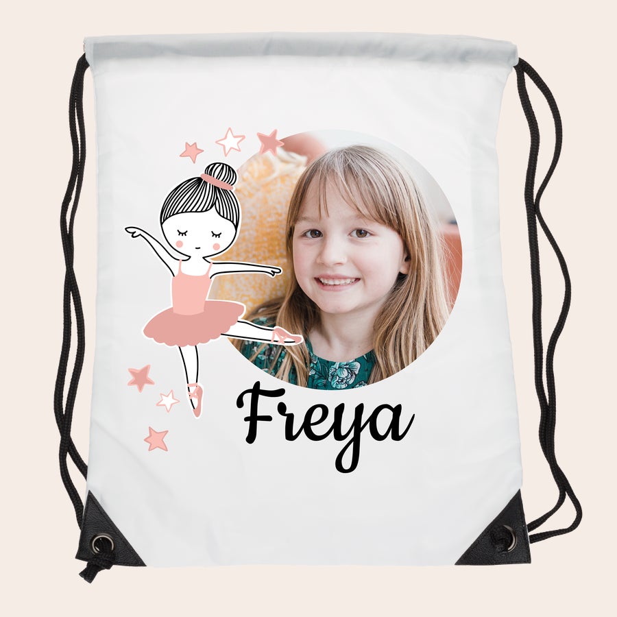 Geantă personalizată cu cordon Sac alb personalizat cu șnur, imprimat cu poza unei fetițe, o balerină și numele Freya, cadou cu text și simbol.