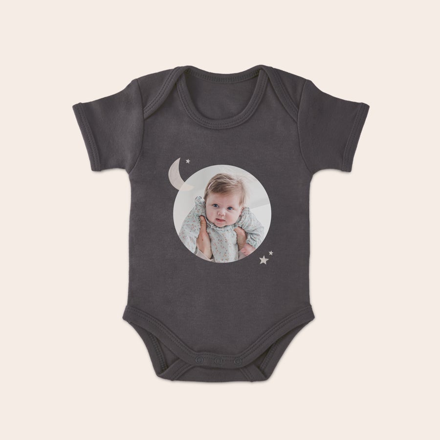 Baby body med tryk Mørkegrå baby body trykt med et rundt billede af en baby og måne- og stjernedesign. Lav din egen personlige baby body med tryk.
