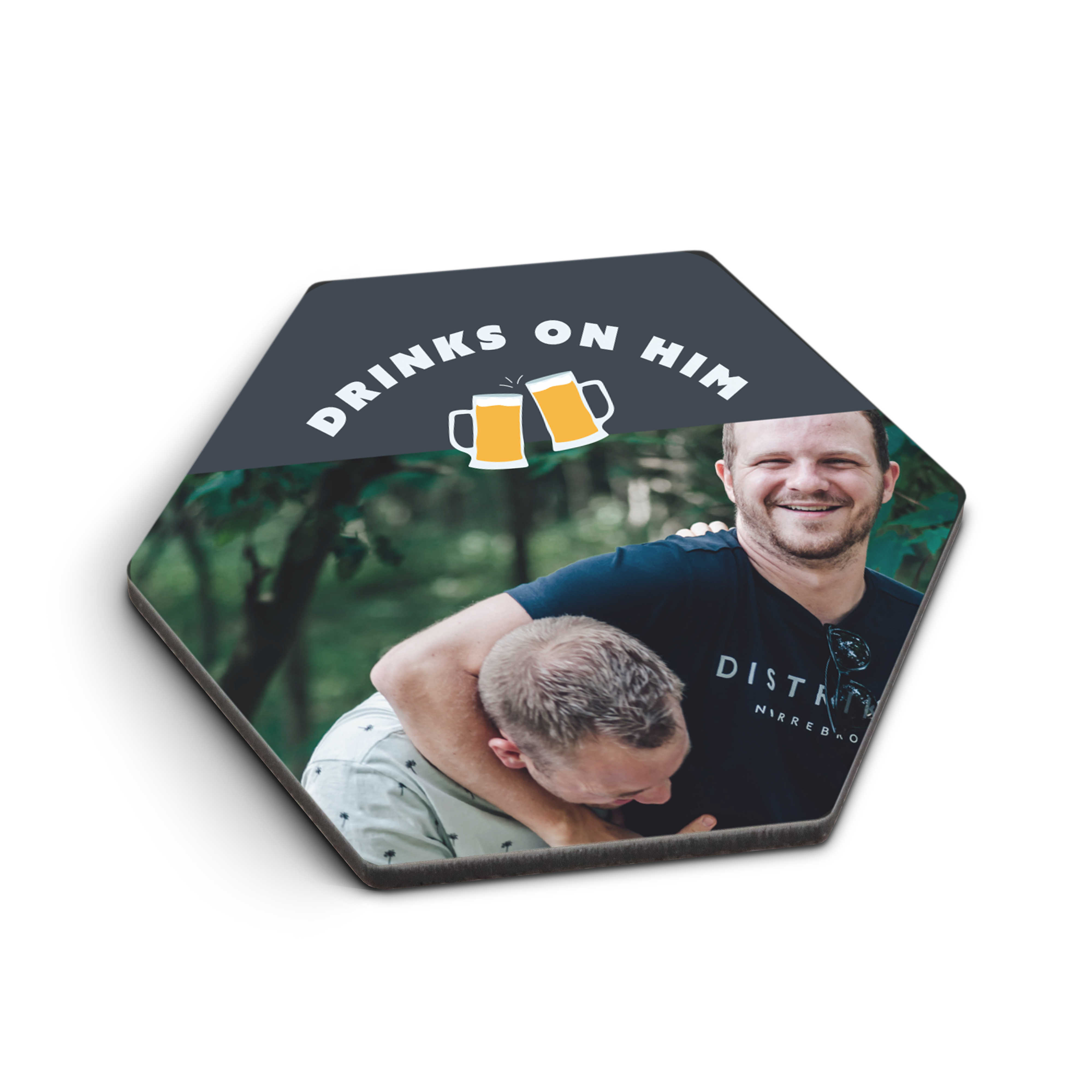 Sous-verre personnalisé hexagonal avec photo imprimée de deux hommes, un message Drinks on him et deux chopes
