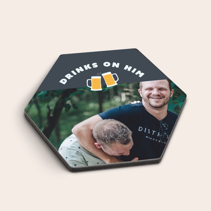 Underlägg Sexkantigt personligt underlägg tryckt med foto av två skrattande män och texten Drinks on him. Håll vilken yta som helst perfekt med ett personligt underlägg.