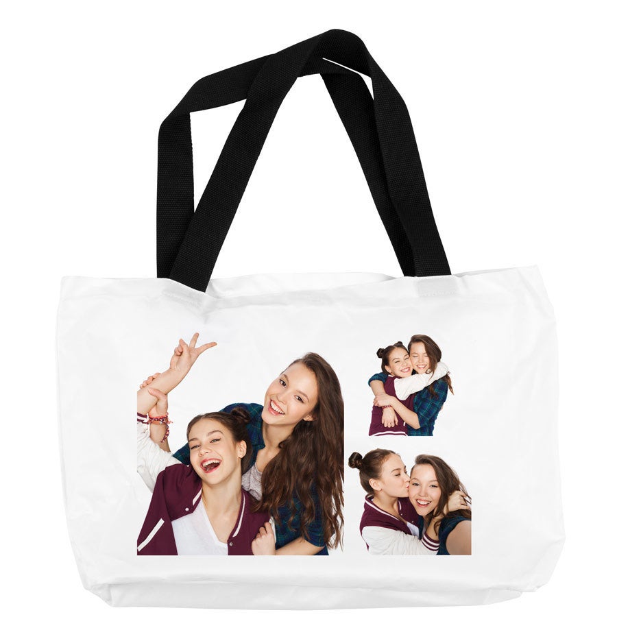 Bolsa de compras personalizada blanca con varias fotos de dos amigas sonriendo, impresa a todo color.