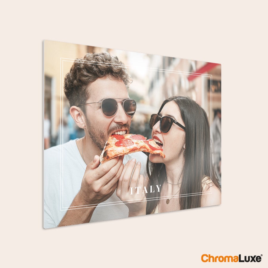 Amprente foto din aluminiu - alb (Chromaluxe) Panou foto aluminiu Chromaluxe personalizat cu poza unui cuplu mâncând pizza, cu textul "ITALY"