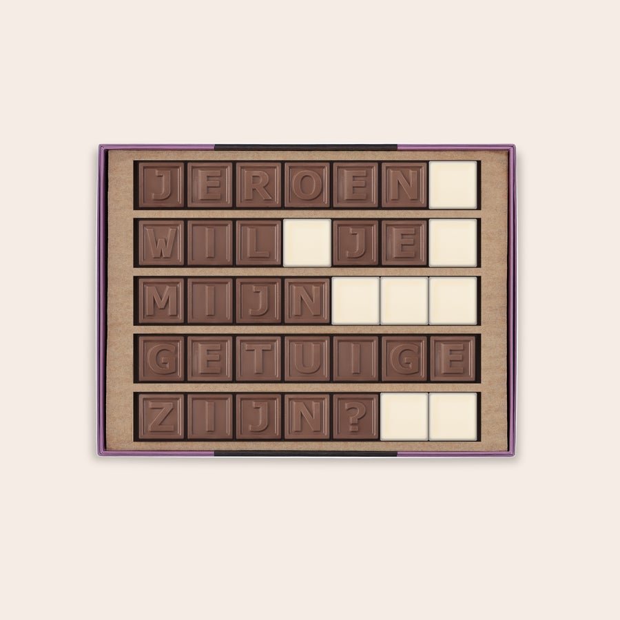 Chocotelegram Een gepersonaliseerd chocotelegram met de vraag 'JEROEN WIL JE MIJN GETUIGE ZIJN?' gemaakt van melk- en witte chocolade blokjes.