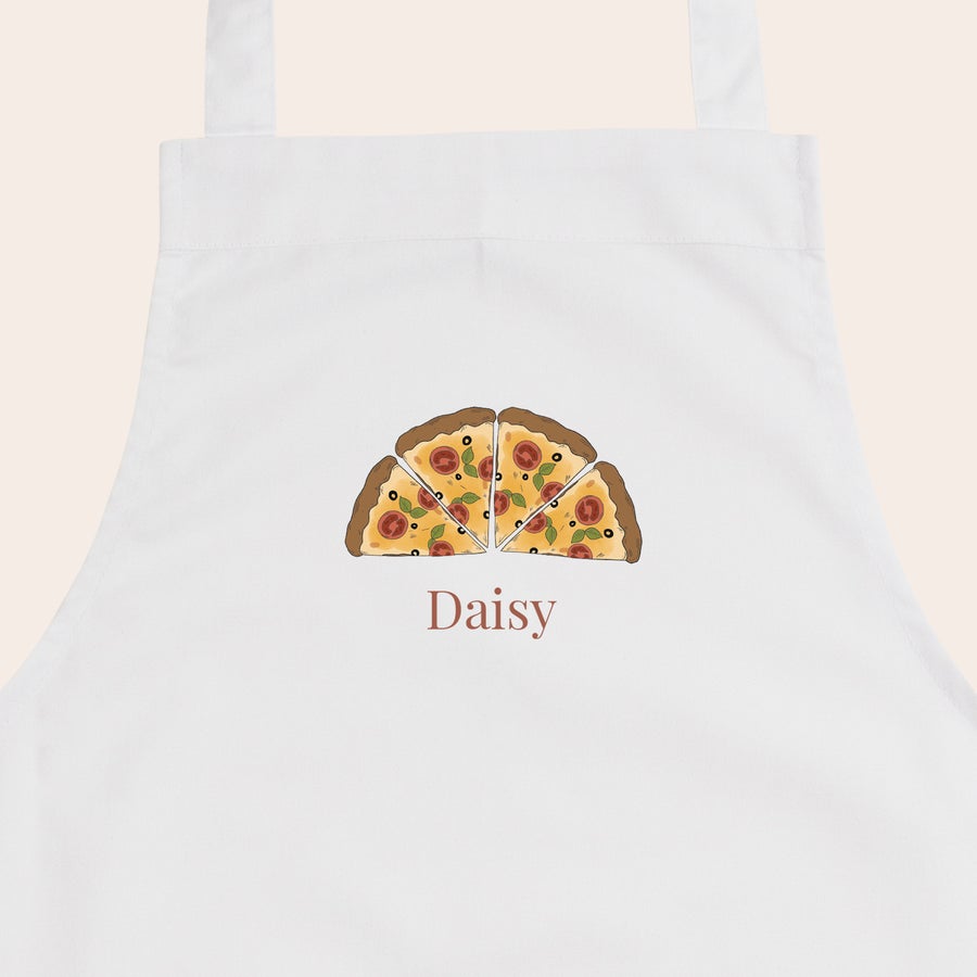 Detská zástera Biela detská zástera s potlačou štyroch kúskov pizze a menom Daisy.