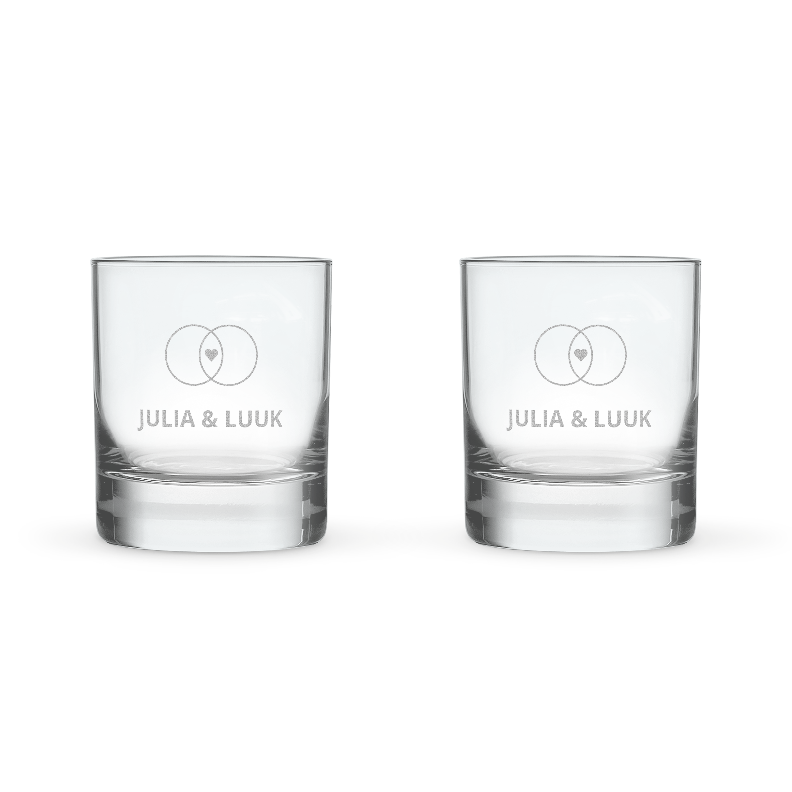 Twee tumbler glazen gegraveerd met de namen Julia & Luuk en een liefdesicoon, perfect te personaliseren.