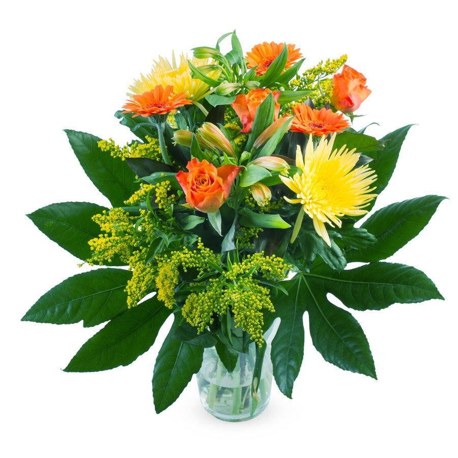 Kleurrijke bloemen Zomerboeket met oranje rozen en gele chrysanten geleverd in een glazen vaas met gratis persoonlijke wenskaart