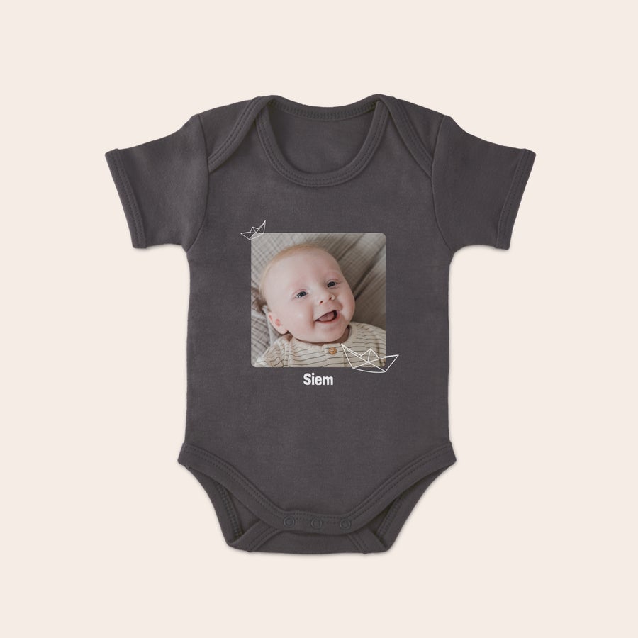 Rompertje bedrukken Donkergrijs rompertje bedrukt met een foto van een lachende baby en de naam Siem