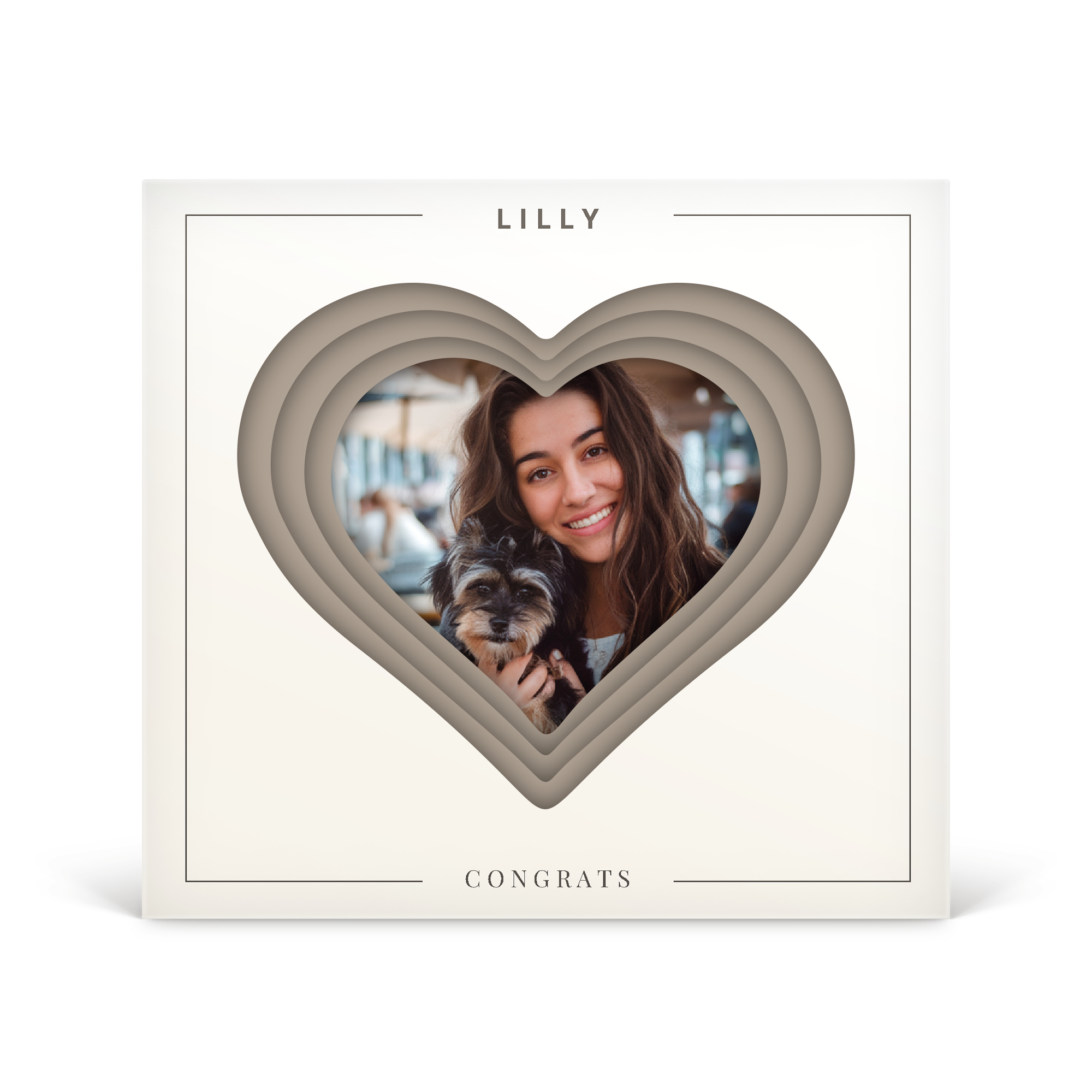 Personalizovaná 3D darčeková krabička Milka Hearts s vyrezaným srdcom, v strede ktorého je vytlačená fotka dievčaťa so psíkom, doplnená textom "LILLY" a "CONGRATS" pre navrhnutú 3D darčekovú krabičku.