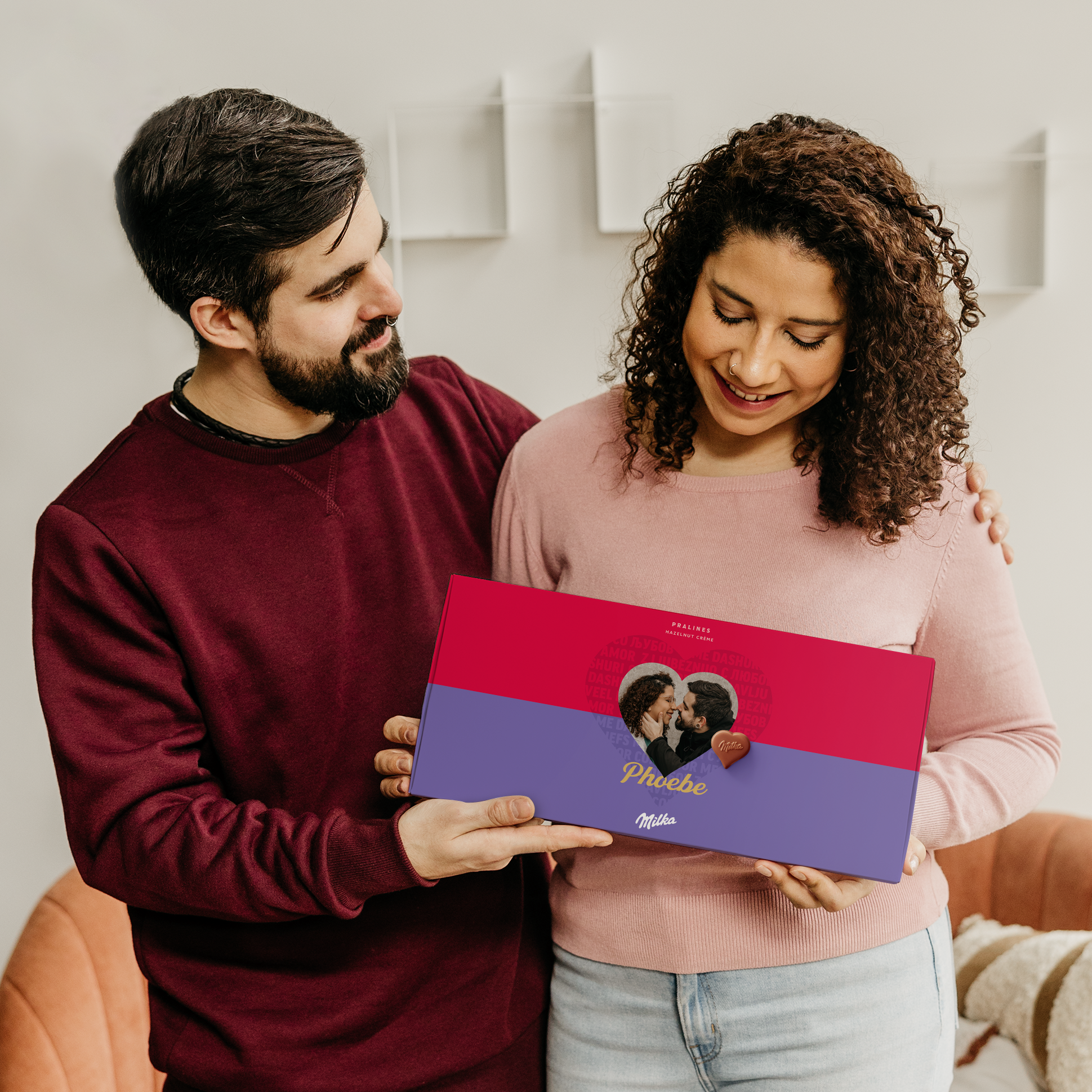 Personalisierte Milka Pralinen Box in Rot-Lila mit Foto von einem Paar, Namen Phoebe und Milka-Herz, ideal, um Liebsten zu überraschen