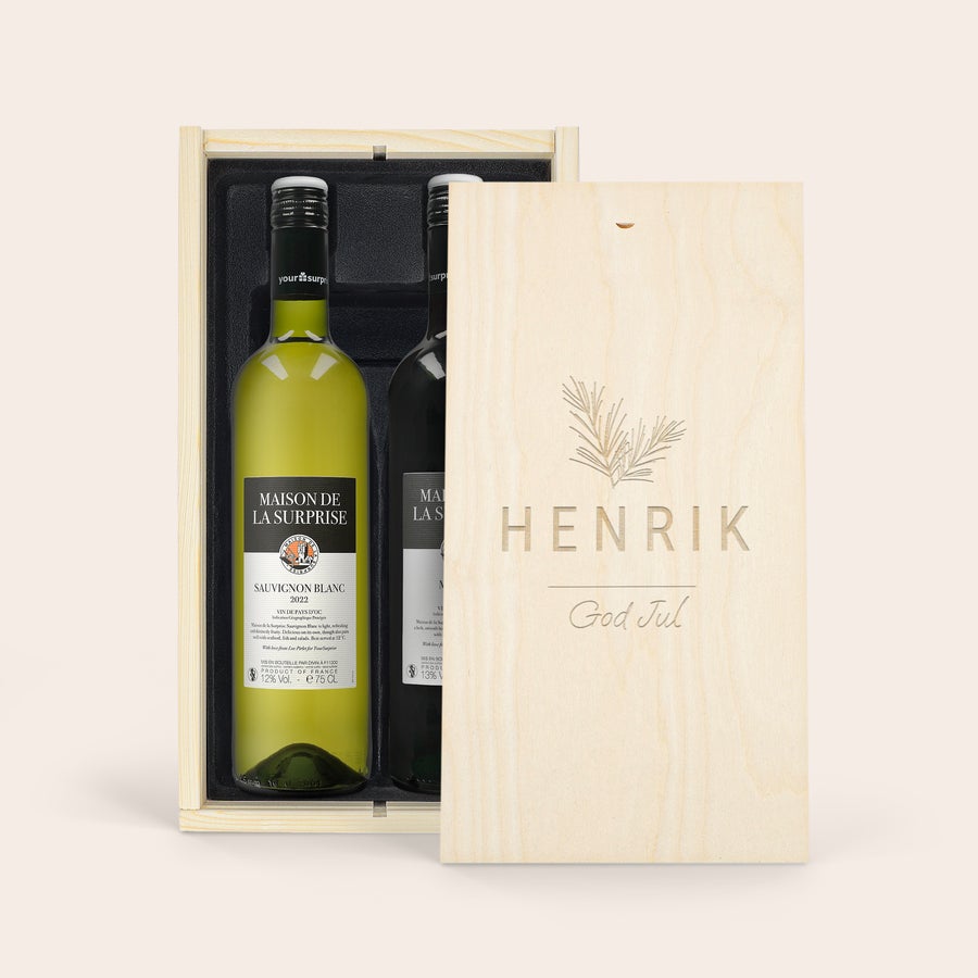 Personlig Maison de la Surprise Vinpresent Vinpaket Maison de la Surprise med vitt och rött vin i en graverad vinlåda med namnet Henrik och texten God Jul