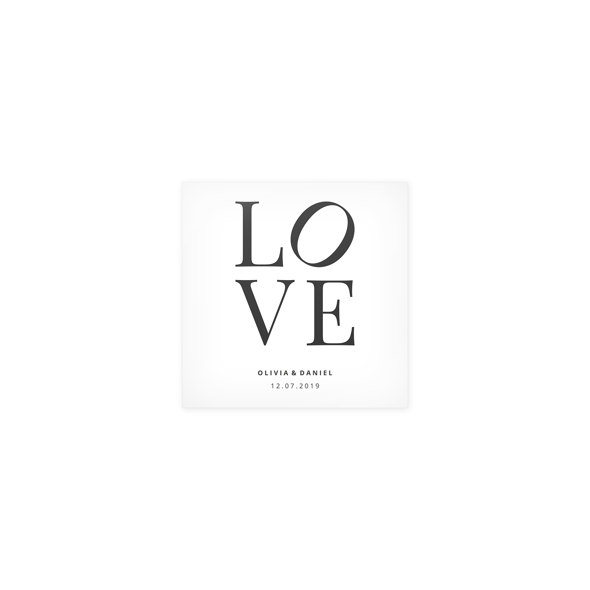 Svartvit egen poster med ordet LOVE, tryckt med namnen Olivia & Daniel och datumet 12.07.2019 för att föreviga era minnen