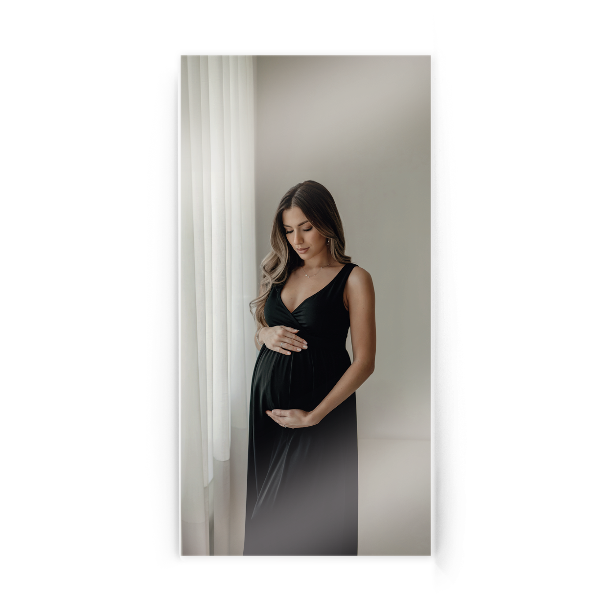 Impression sur plexiglas avec photo personnalisée dune femme enceinte en robe noire, originalité et éclat garantis.