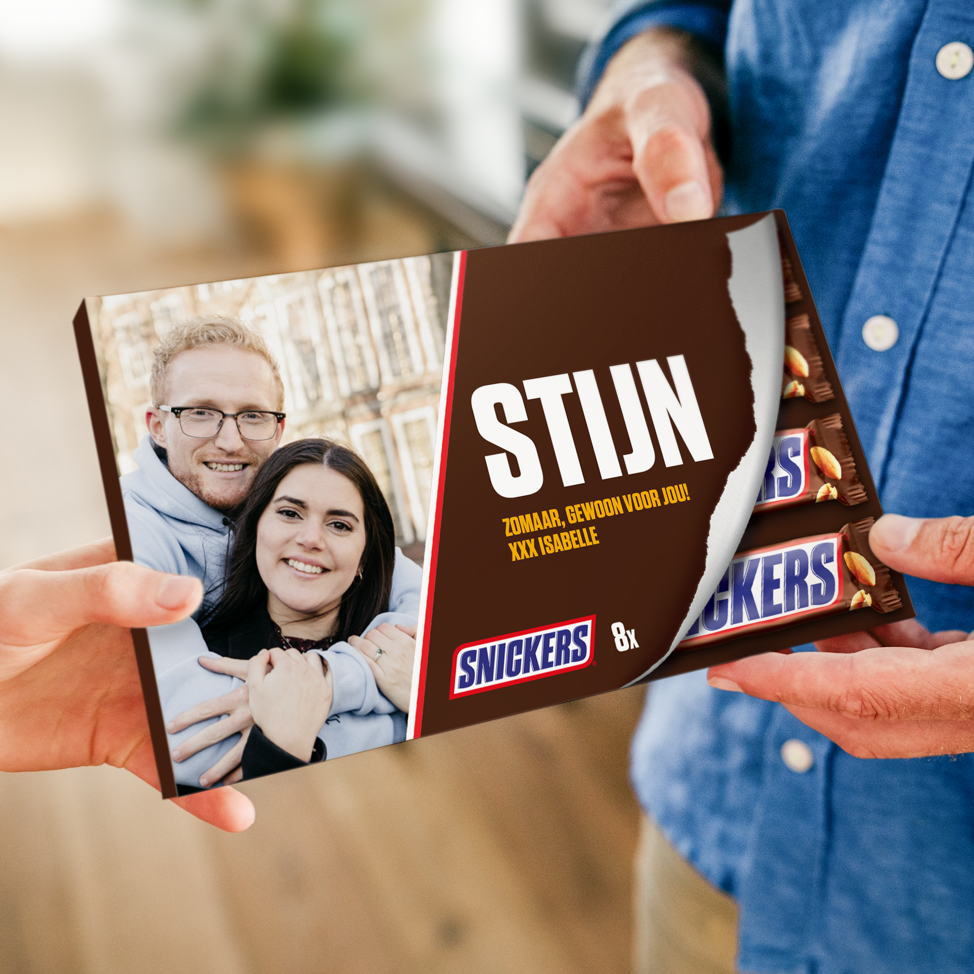 Snickers Bar Giftbox met foto en naam Stijn, gepersonaliseerd met een foto van een stel en een korte tekst