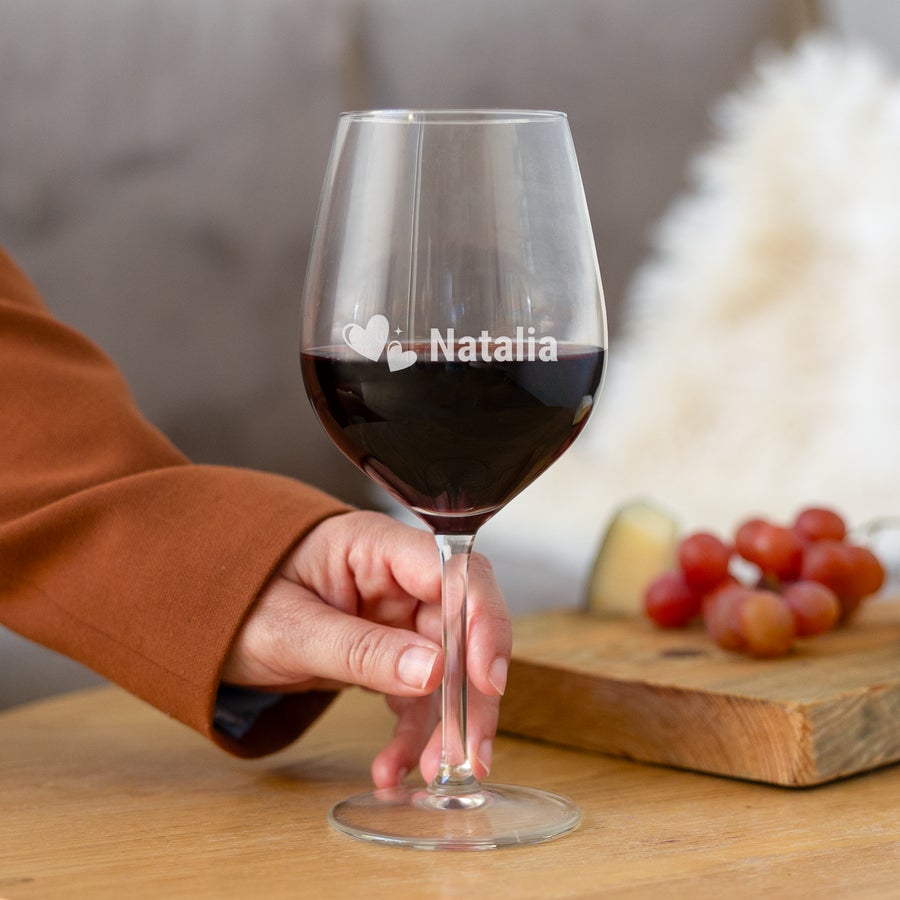 https://static.yoursurprise.com/galleryimage/fb/fbcf28a7f435acc32ba8c7d7919daa17/personalized-red-wine-glass.png?width=900&crop=1%3A1&bg-color=ffffff&format=jpg