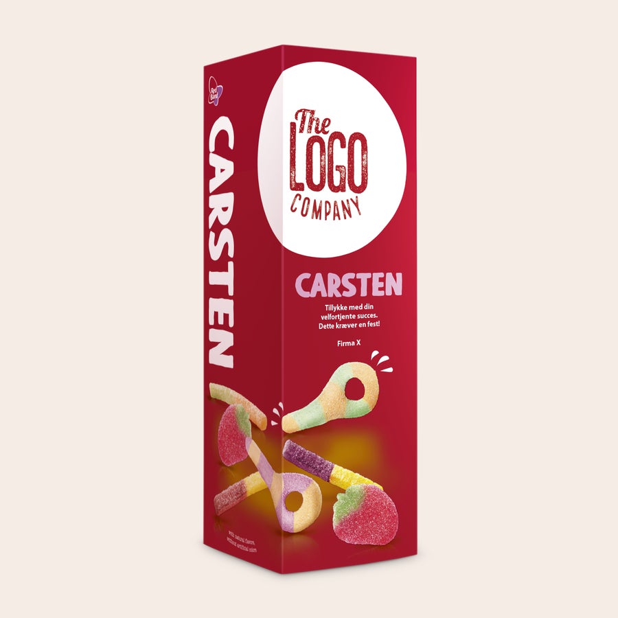 Personlig Red Band Slikgave Rød personlig gaveæske med slik, trykt med navn "Carsten" og firma logo, samt teksten "Tillykke med din velfortjente succes. Dette kræver en fest!". Æsken indeholder Red Band vingummier.