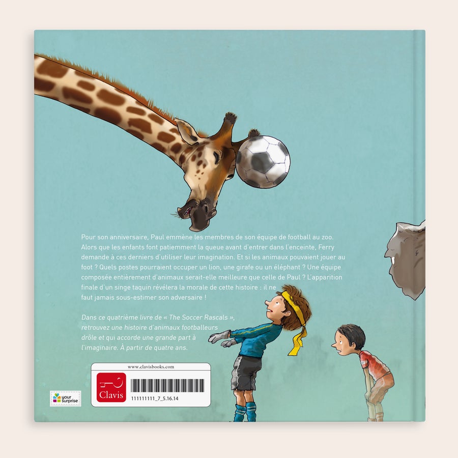 Livre football - L'équipe des animaux Livre personnalisé pour enfant avec une girafe qui jongle avec un ballon de foot et deux garçons.