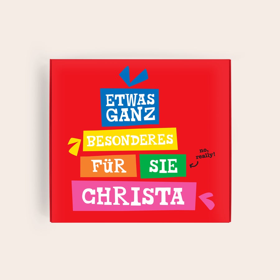 Tony's Chocolonely personalisieren - Personalisierte Tony's Chocolonely Schokolade in einer roten Geschenkbox, bedruckt mit dem Namen Christa und dem Text "ETWAS GANZ BESONDERES FÜR SIE".