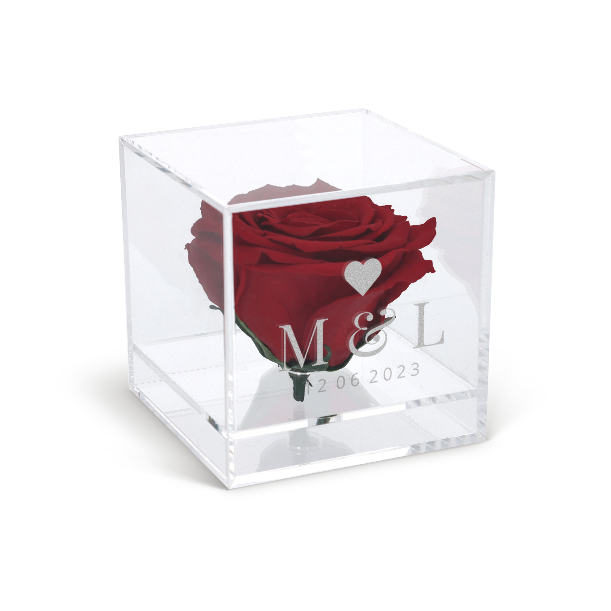 Rosa Eterna em Caixa Gravada: rosa vermelha preservada em caixa de plexiglass transparente, gravada com as iniciais "M & L", um coração e a data "12 06 2023"