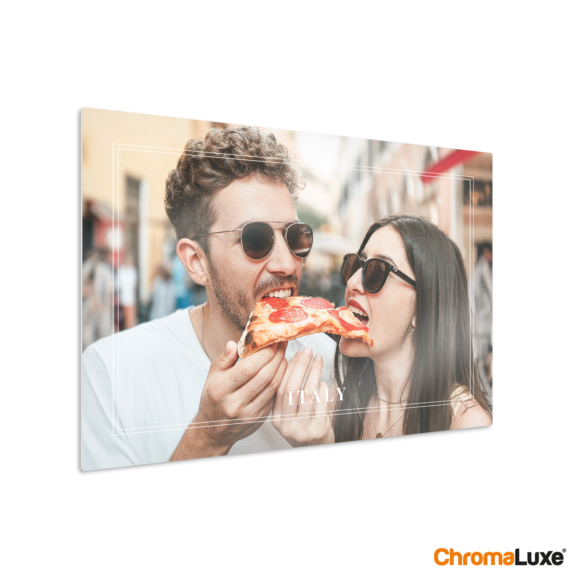 tableau photo personnalisé ChromaLuxe avec couple mangeant une pizza en Italie imprimé