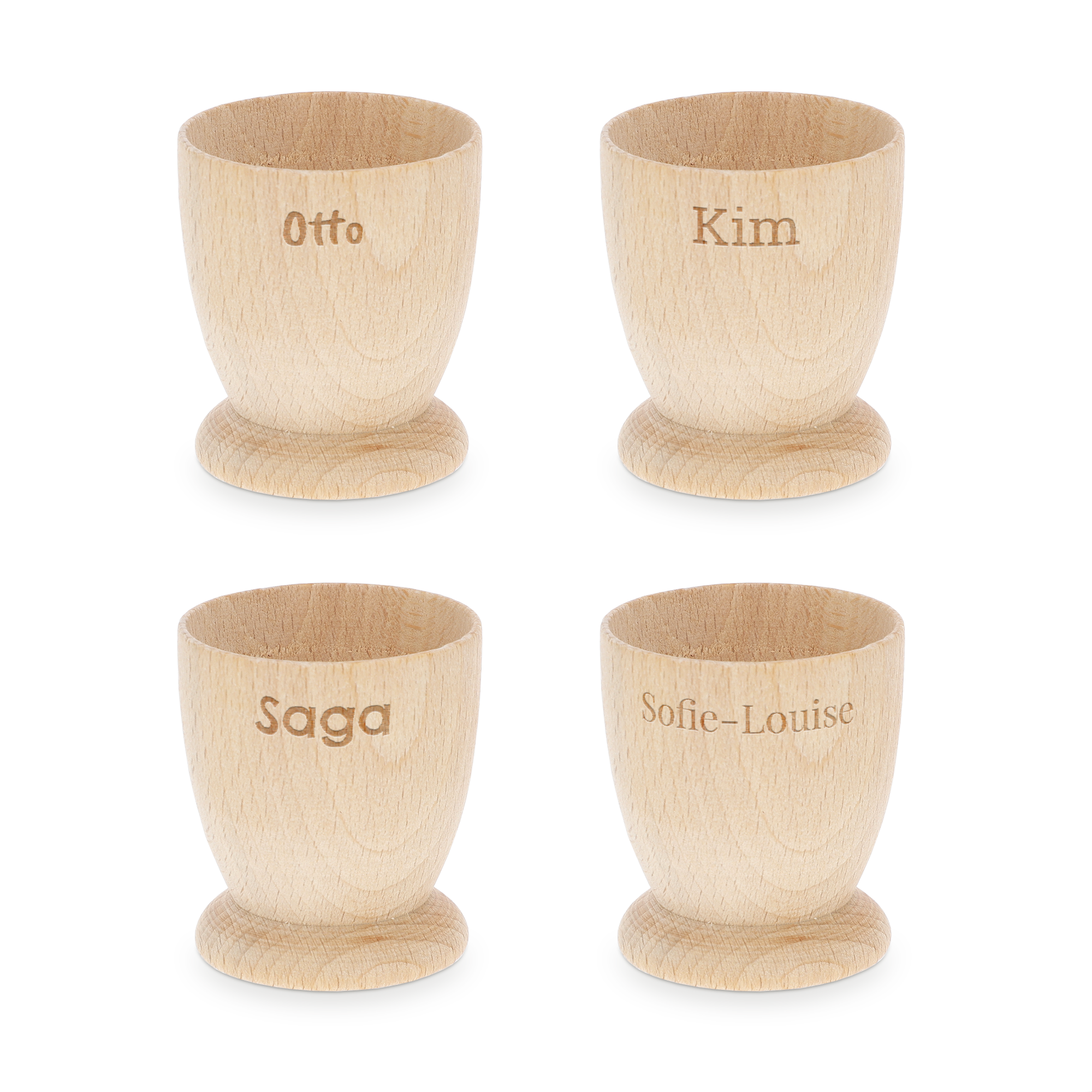 Fire personlige æggebægre af bøgetræ, indgraveret med navnene Otto, Kim, Saga og Sofie-Louise. Gør morgenmaden uforglemmelig.