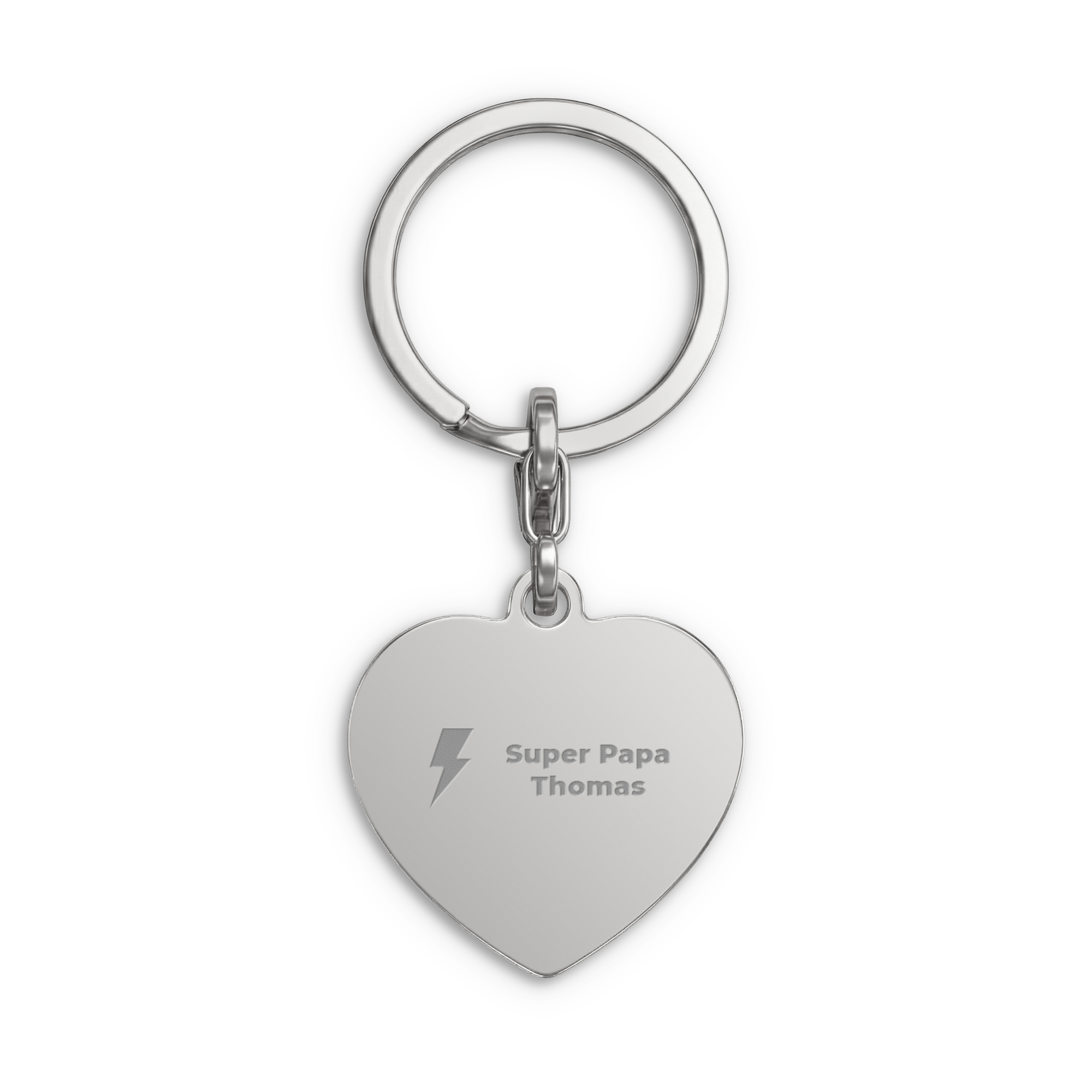 Zilveren sleutelhanger in hartvorm, gegraveerd met een bliksem en de tekst Super Papa Thomas. Sleutelhanger graveren - Hart - Zilver, personaliseerbaar voor een uniek cadeau.