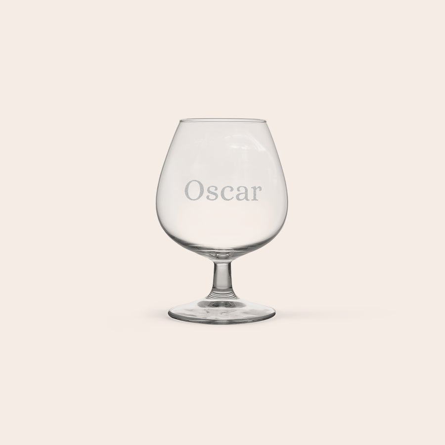 Cognac glas graveren Gepersonaliseerd cognacglas met de naam Oscar erin gegraveerd voor de fijnproever.