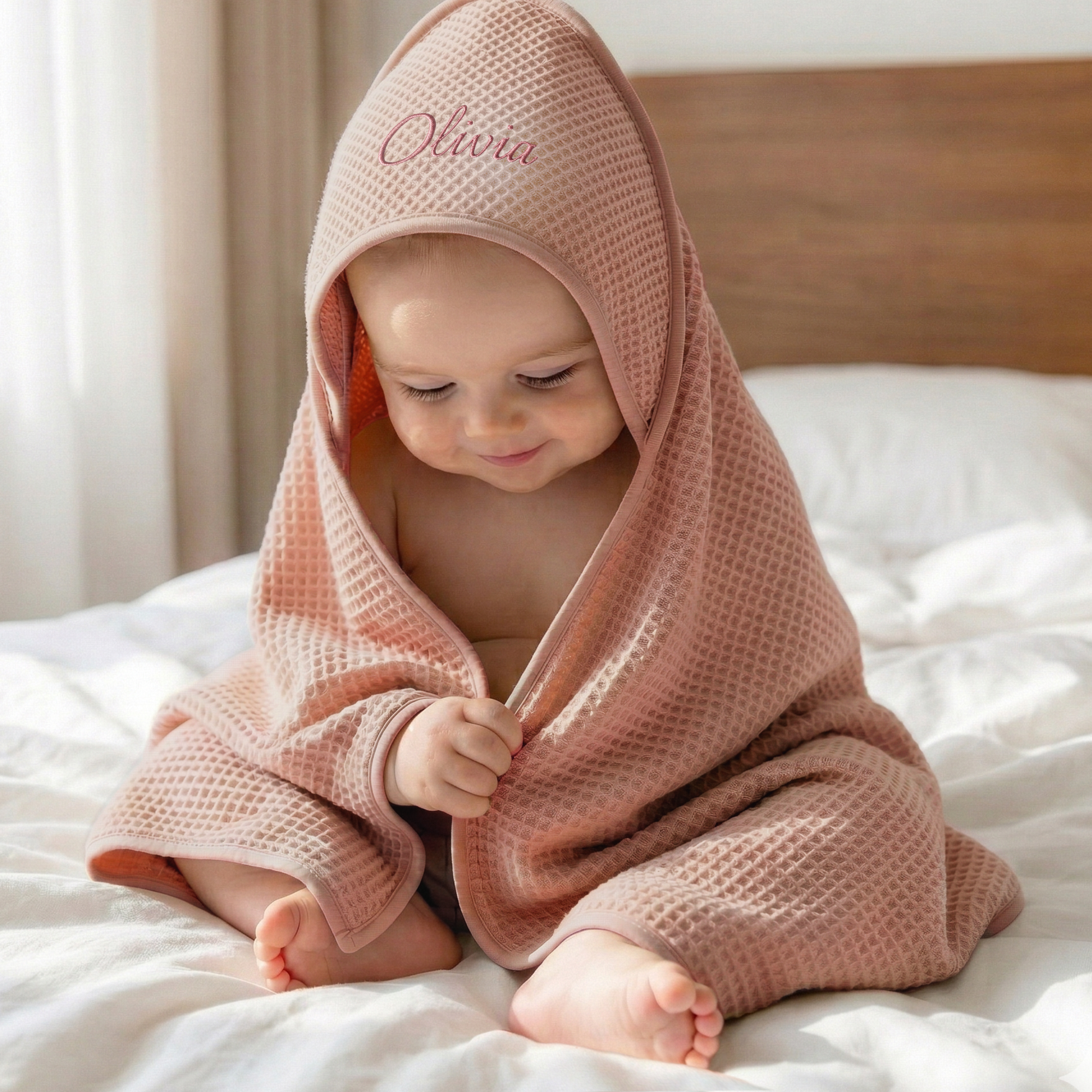Roze Omslagdoek baby met naam - Wafel & Fleece - Roze geborduurd met de naam Olivia op de capuchon
