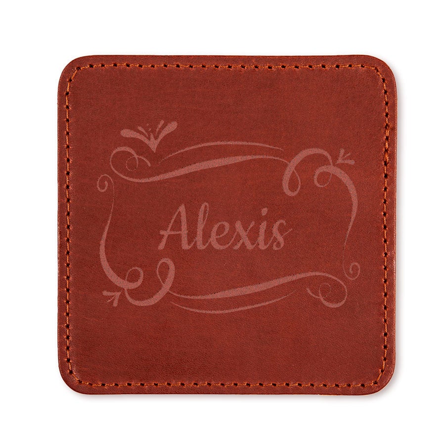 Sottobicchieri in pelle personalizzati Sottobicchiere in pelle marrone personalizzato inciso con il nome Alexis e un design floreale