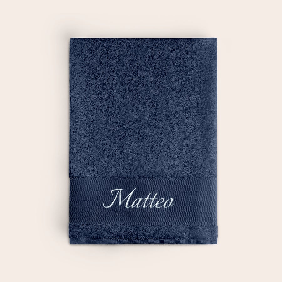 Asciugamano con testo Asciugamano personalizzato navy, ricamato con il nome Matteo in bianco. Rendi speciale ogni momento del bagno con un asciugamano personalizzato, ricamato in navy.