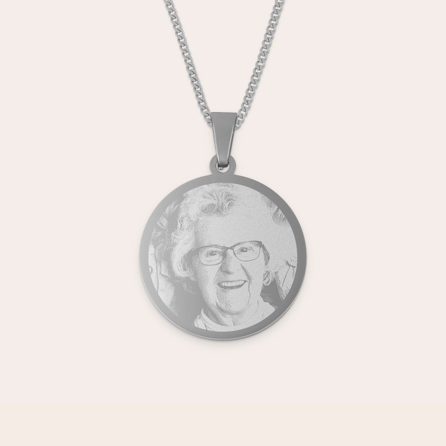 Colar com pendente redondo Pendente redondo de ródio com corrente, gravado com uma foto personalizada de uma senhora idosa feliz