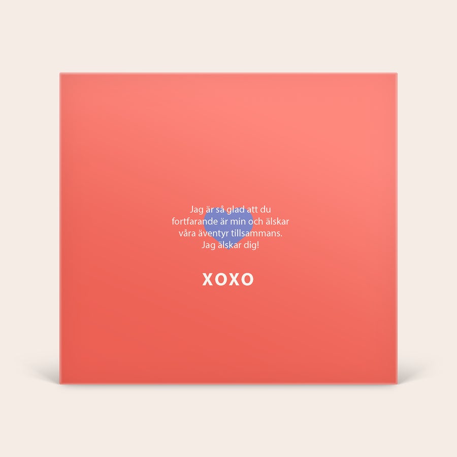 Milka Choklad 3D Presentask Milka Hearts 3D-presentförpackning i korallrött, designa din egen med texten "Jag är så glad att du fortfarande är min och älskar våra äventyr tillsammans. Jag älskar dig! XOXO" och ett blått hjärta.