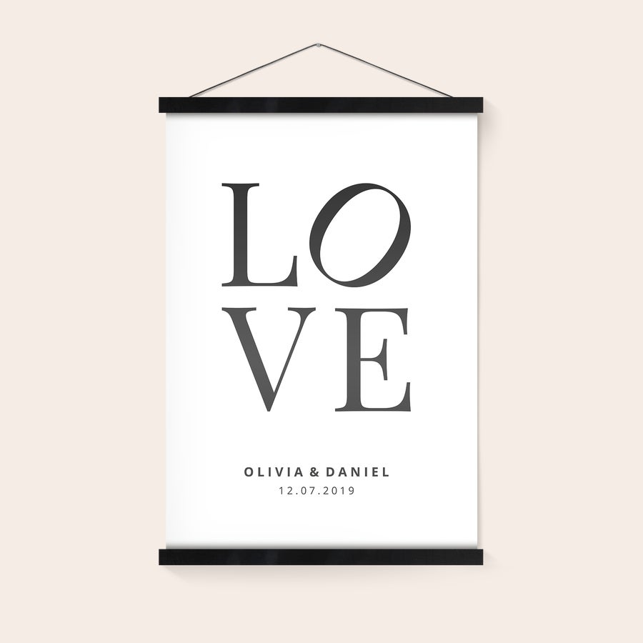 Poster personalizat cu agățător Poster imprimat cu mesajul LOVE și numele Olivia & Daniel, agățat de un umeraș magnetic din lemn negru.
