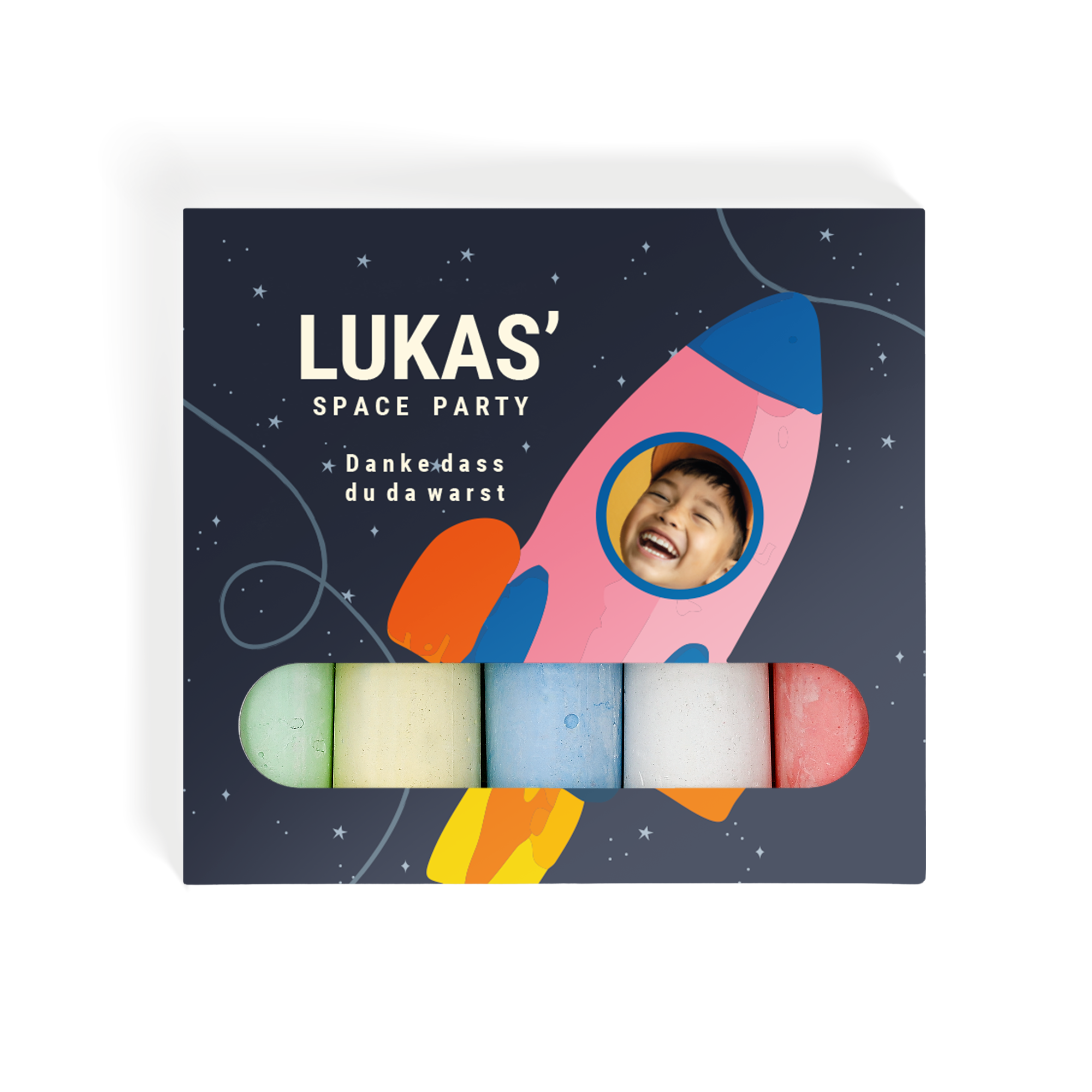 Personalisierte Kreide zum Thema Weltraum mit Lukas Namen und Foto des lachenden Kindes, gedruckt.