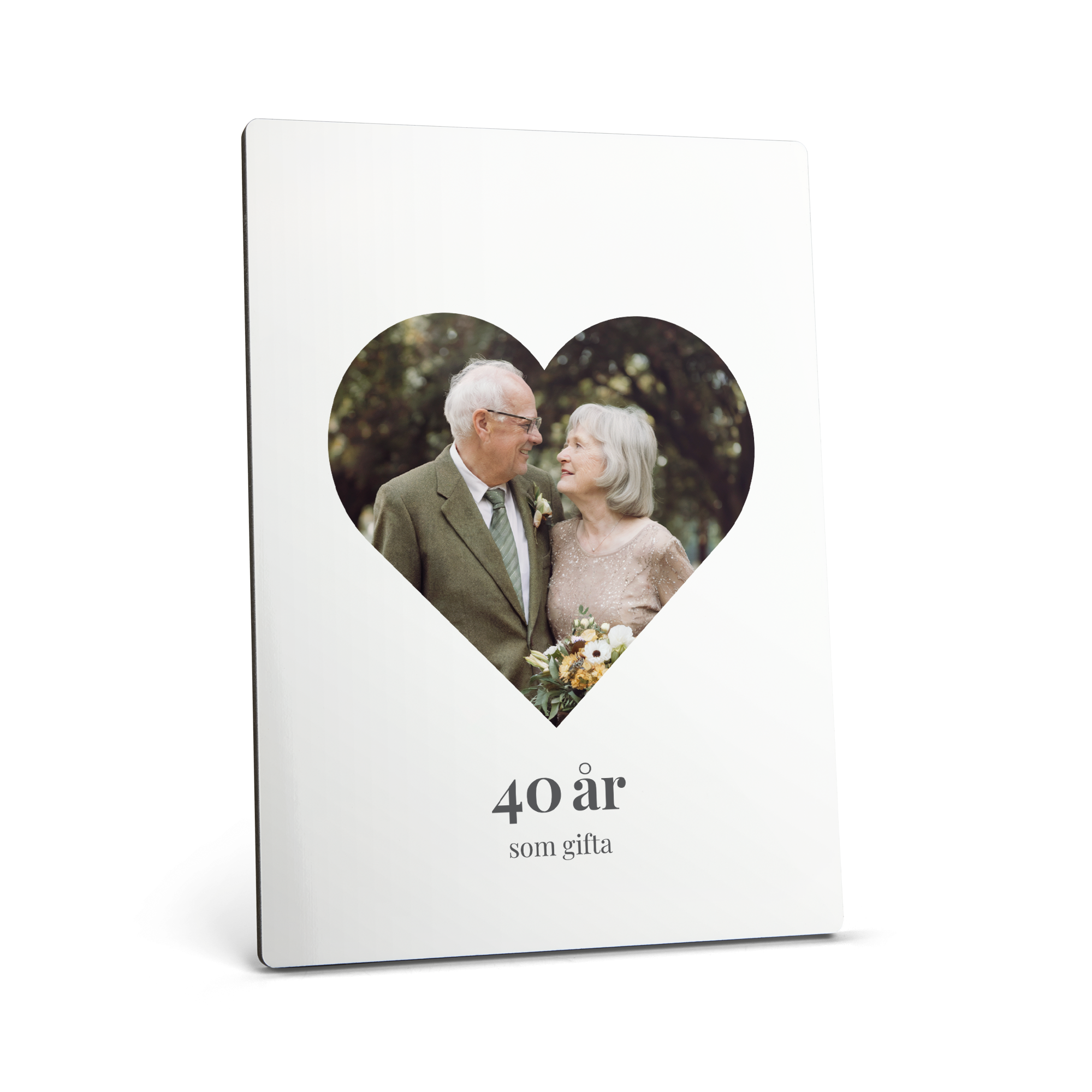 Personlig fotostativ med tryckt bild på äldre par, texten "40 år som gifta" och ett utskuret hjärta.