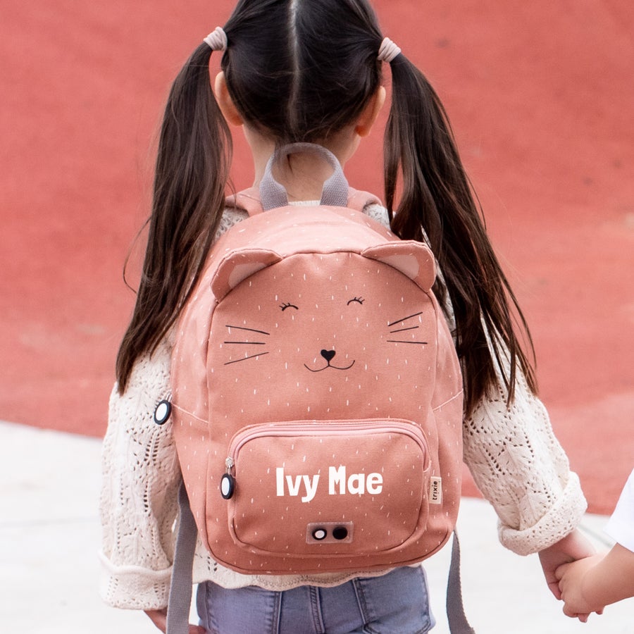 Personlig barnesekk - Trixie Rosa Trixie barneryggsekk med kattemotiv, personliggjort med navnet Ivy Mae trykt på frontlommen.