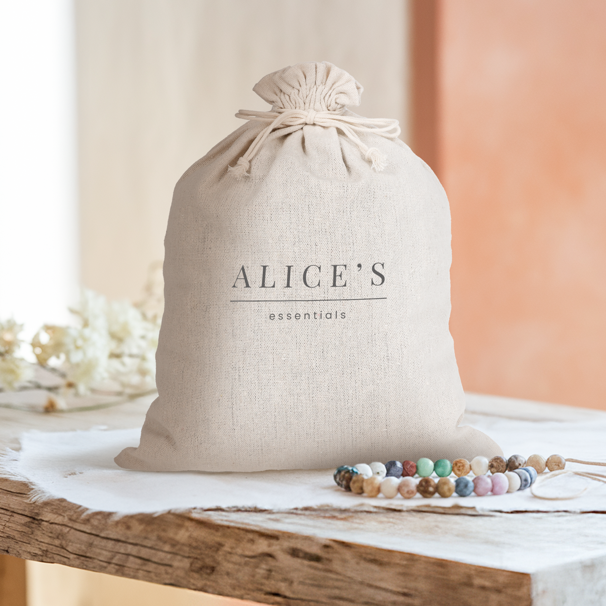 Sac à cordon personnalisé crème imprimé avec le texte Alice's essentials pour Élevez votre art d'offrir.