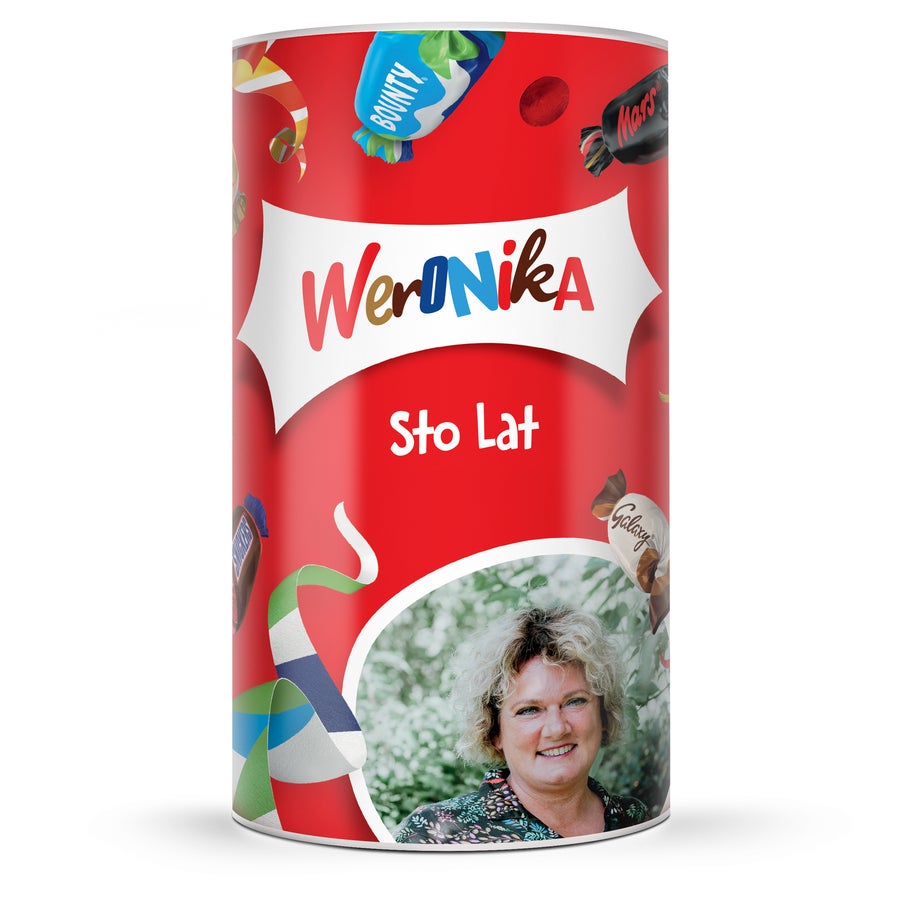 Cukierki Celebrations w personalizowanej tubie Czerwona tuba okolicznościowa z nadrukiem imienia Weronika, życzeń Sto Lat i spersonalizowanym zdjęciem.