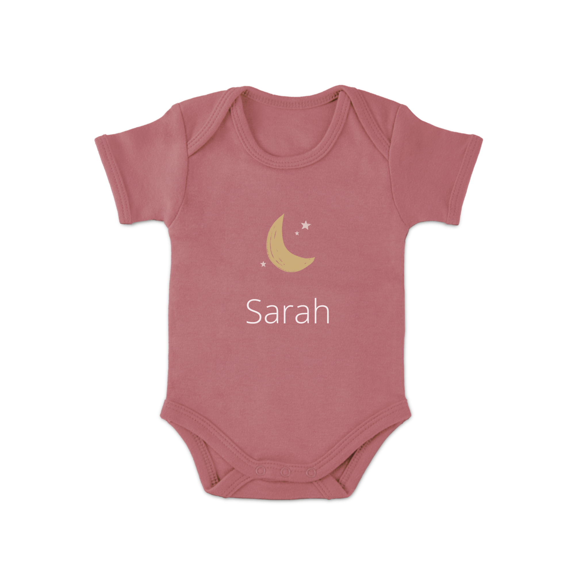 Roze rompertje met een maan en sterren, bedrukt met de naam Sarah om de kersverse ouders te verrassen.