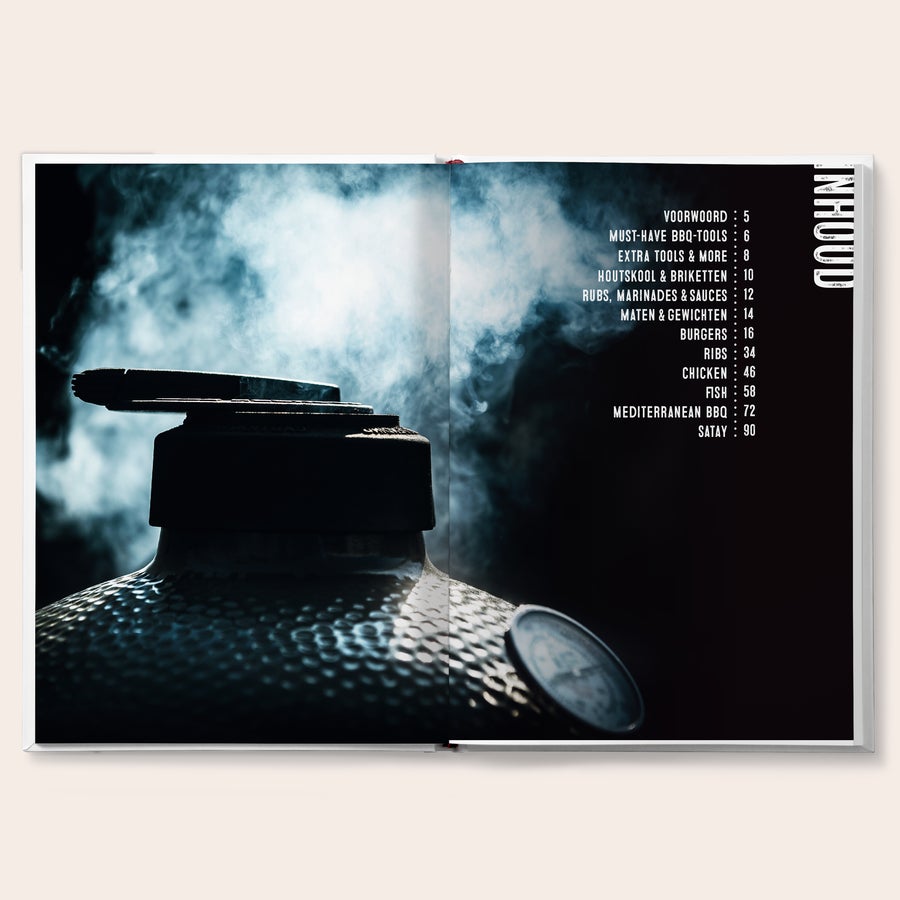 Barbecue kookboek "BBQ King/Queen" personaliseren Open gepersonaliseerd BBQ kookboek met inhoudsopgave en barbecue met rook die koning of koningin wordt.
