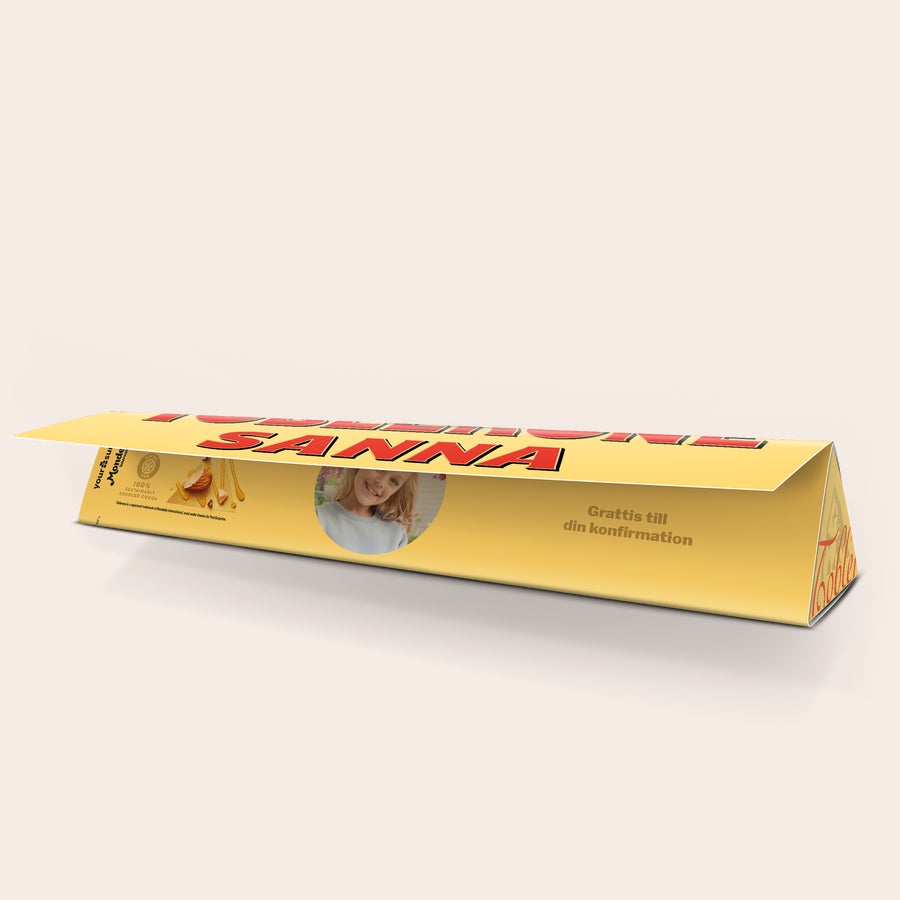 Toblerone med namn En personaliserad Toblerone med Sanna, foto och texten Grattis till din konfirmation, tryckt omslag