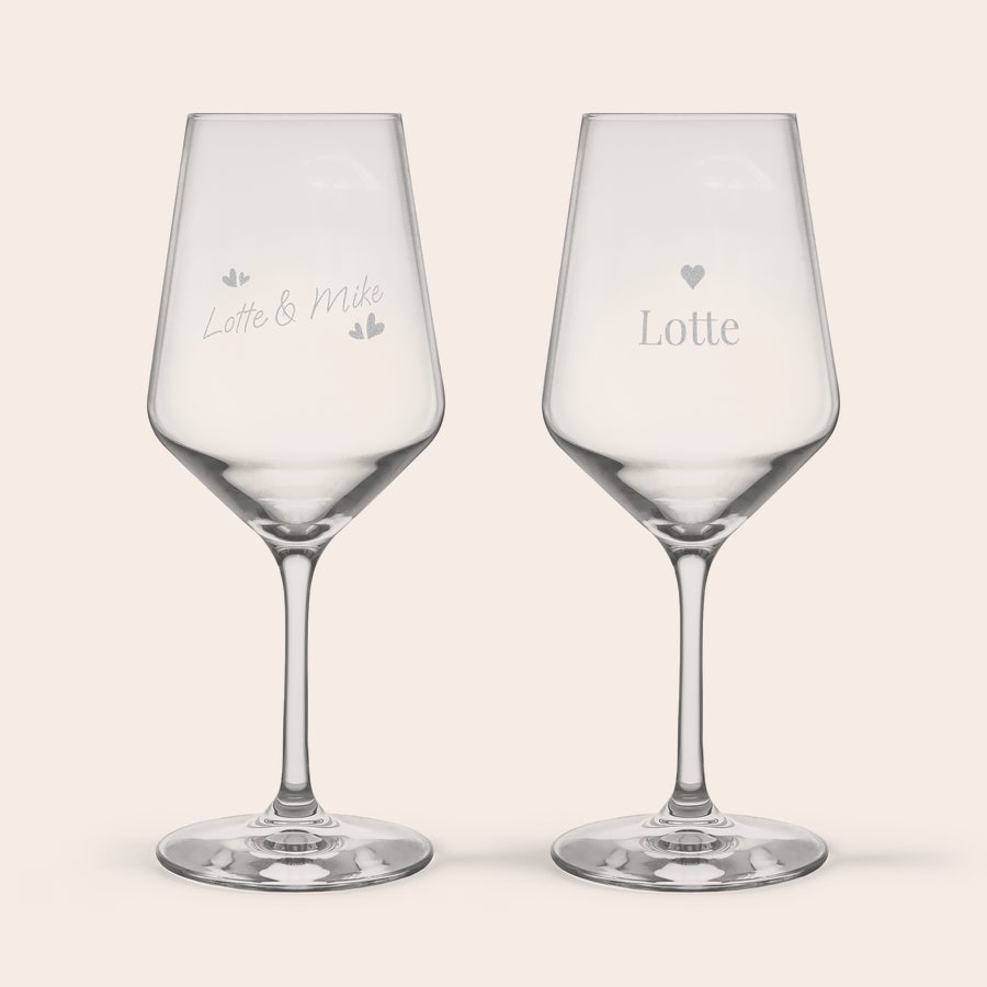 Rode wijnglazen graveren Twee gepersonaliseerde kristallen rodewijnglazen, gegraveerd met "Lotte & Mike" met hartjes en "Lotte", om hun wijnmomenten nog specialer te maken.