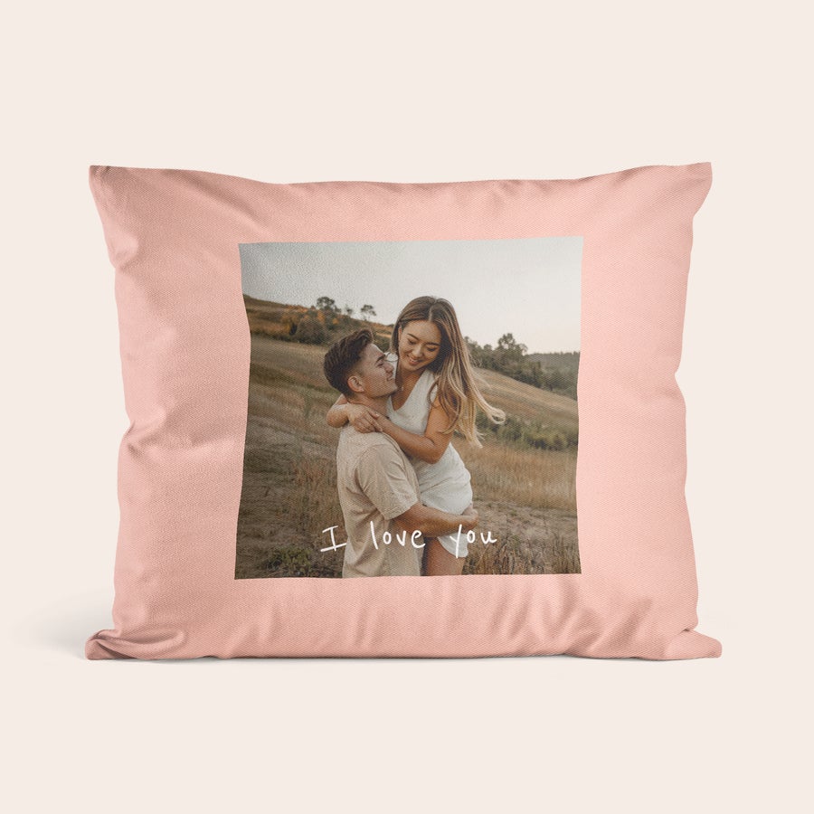 Cuscini con Foto Cuscino personalizzato rosa con foto di coppia in un campo e scritta I love you