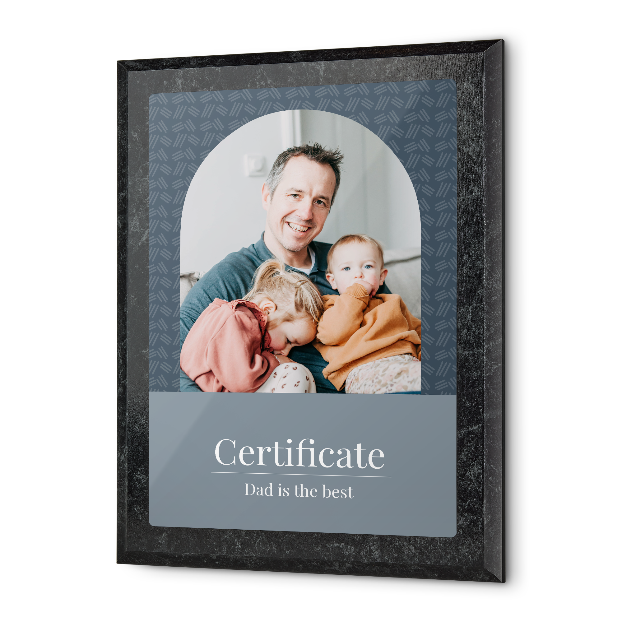 Certificat personalizat Doar cei mai buni tati, imprimat cu poza de familie și textul Dad is the best